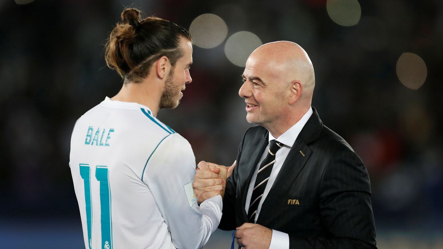 Gareth Bale saluda a Gianni Infantino. (Reuters)