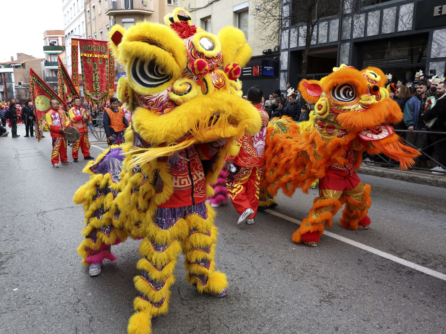 Pasacalles con leones, dragones, comparsas, carrozas y danzas chinas por el Año Nuevo Chino 2024 en el barrio de Usera. (EFE/Kiko Huesca)