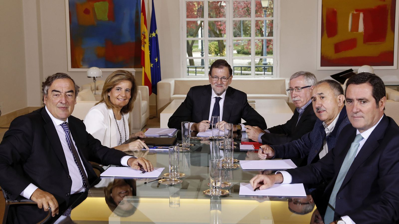 Foto: Mariano Rajoy reunido con los agentes sociales de CCOO, UGT y CEOE. (EFE)