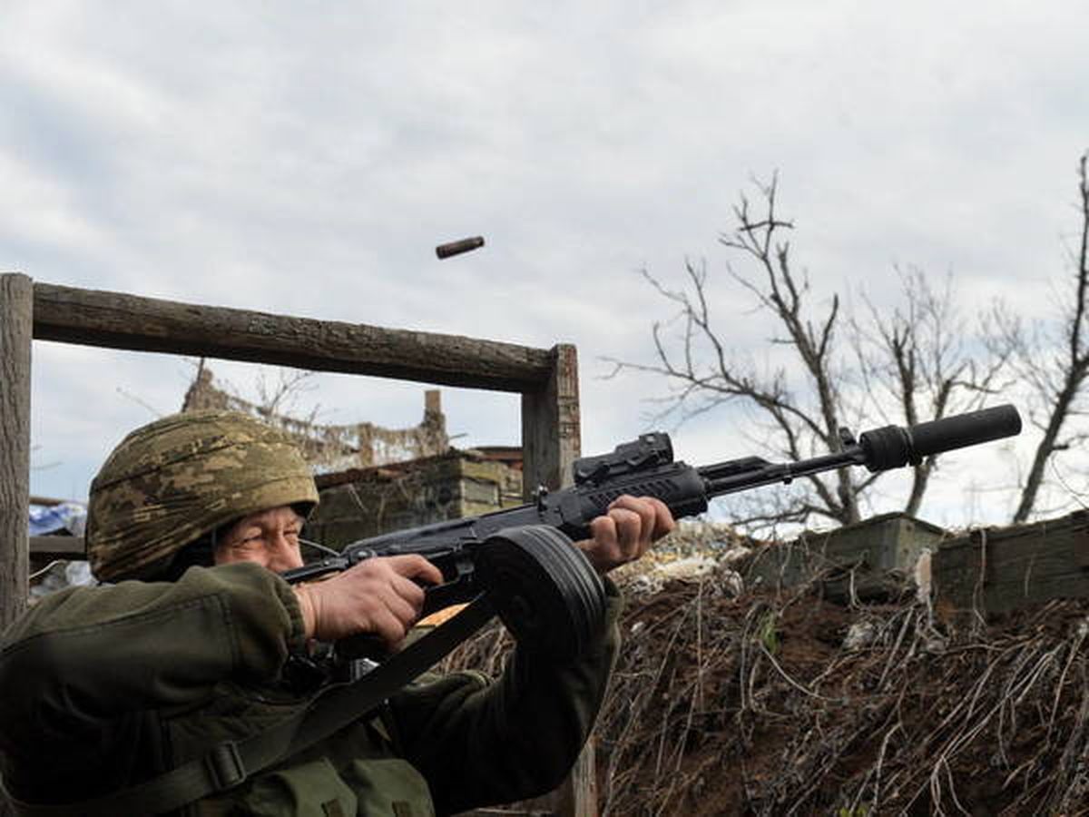 Foto: Un soldado ucraniano en la línea de separación de los rebeldes prorrusos cerca de Donetsk. (Reuters)