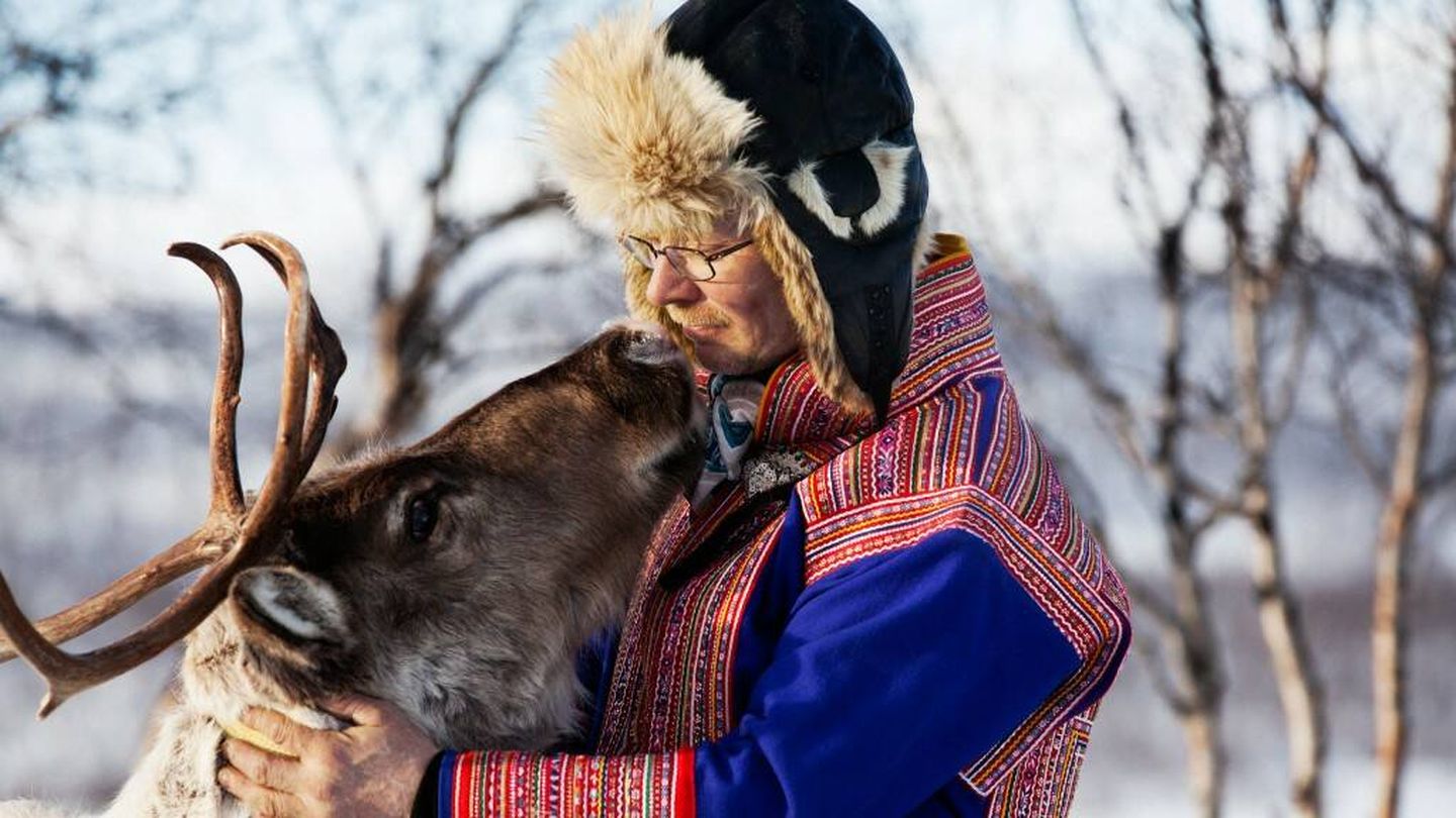 Un hombre sámi, con su reno. (Visit Finland)