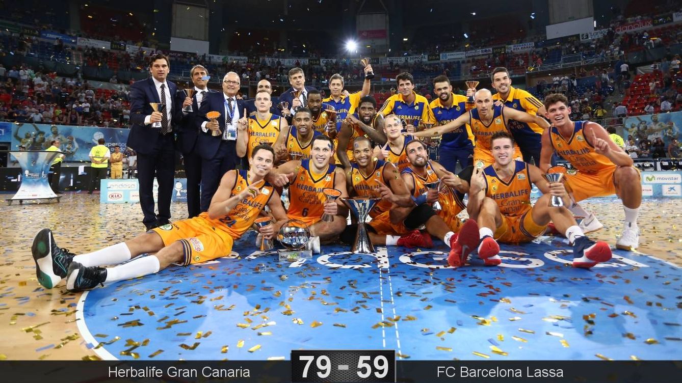 Foto: El Gran Canaria posa con la Supercopa (Foto: ACB Photo)