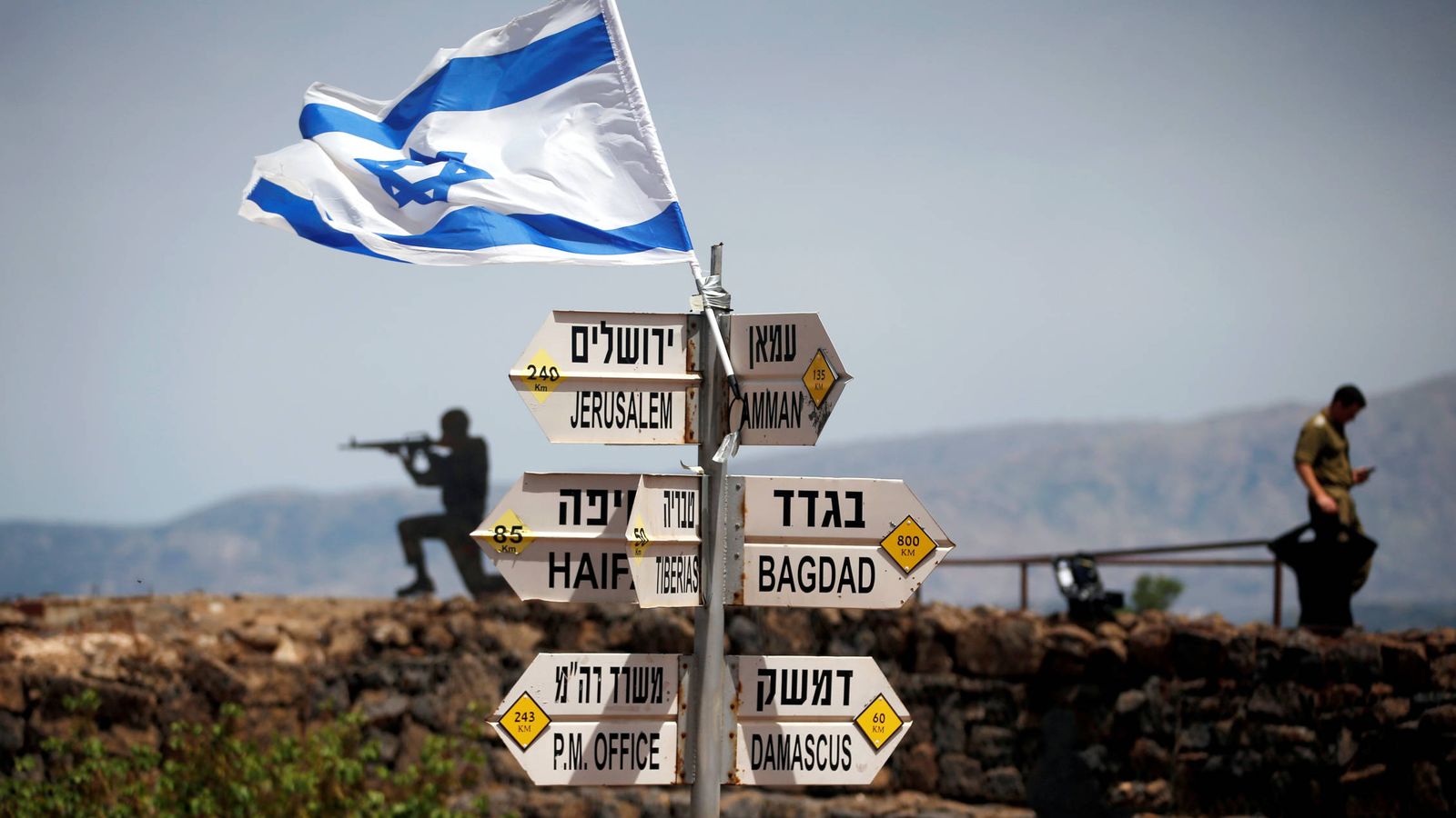 Foto: Un soldado israelí en un puesto de observación en los Altos del Golán. (Reuters)