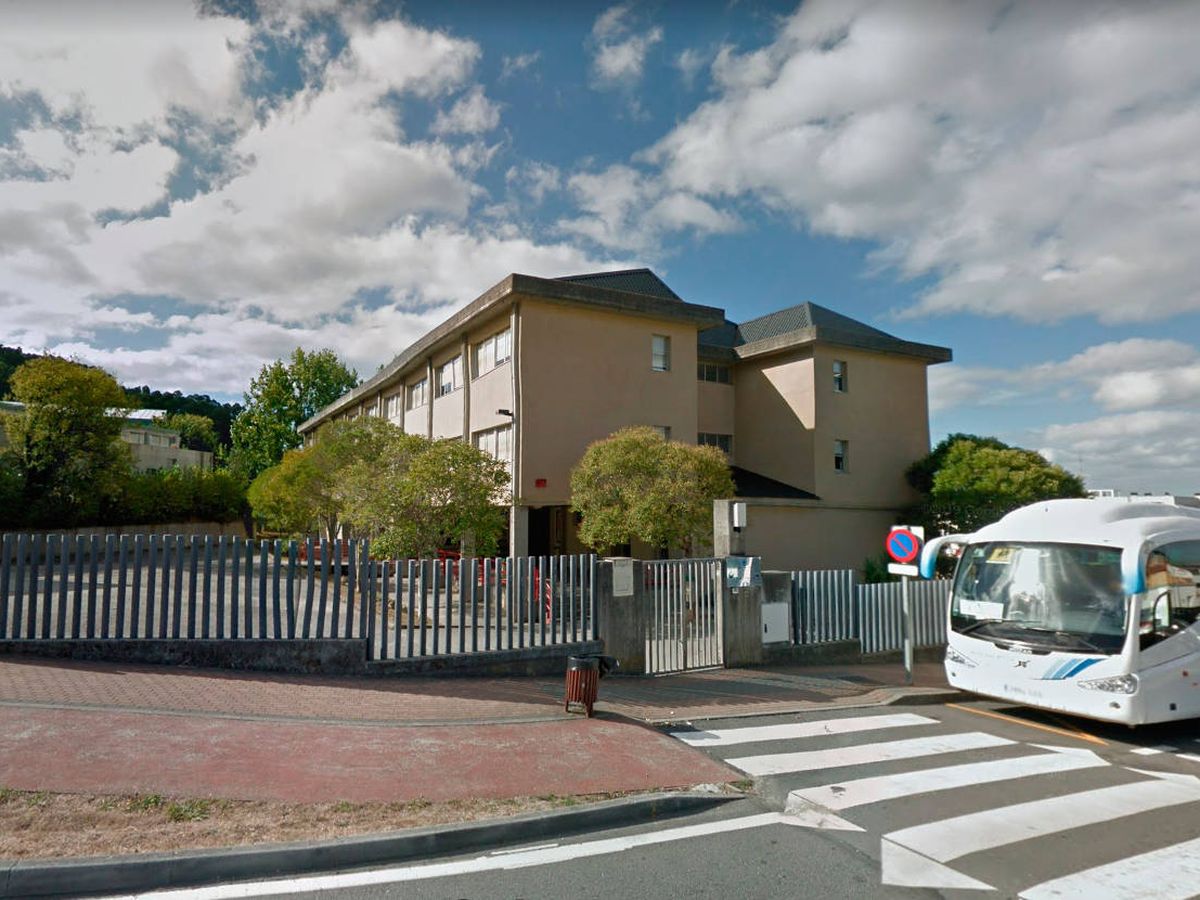 Foto: El colegio coruñés Luis Seoane, en Oleiros, con los autobuses escolares a la puerta (Google Maps)