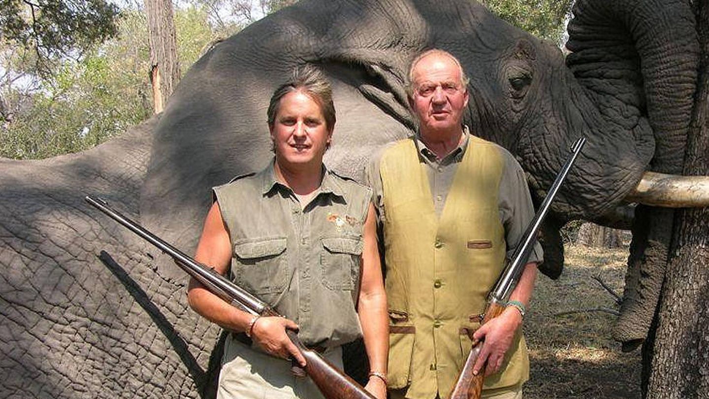 El rey Juan Carlos, tras cazar un elefante. (Archivo)