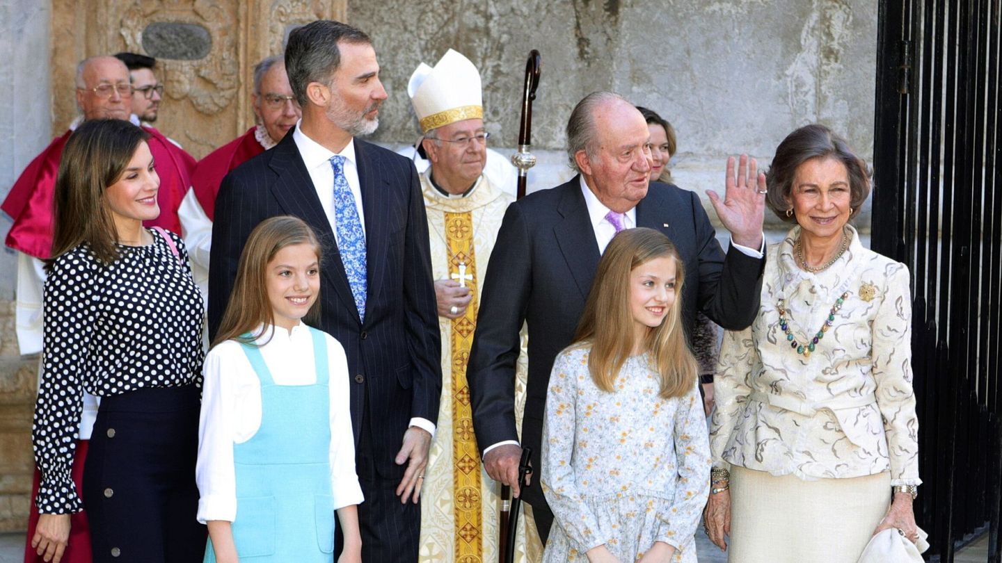 Felipe y Letizia, sus hijas y los reyes don Juan Carlos y doña Sofía, en la misa de pascua 2018. (EFE/Lliteres)