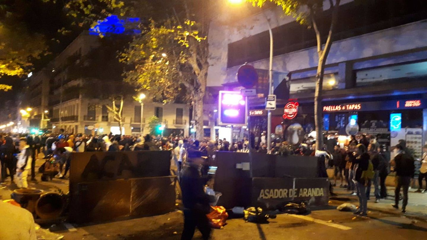 Barricadas en Pau Claris. (Rafa Méndez)