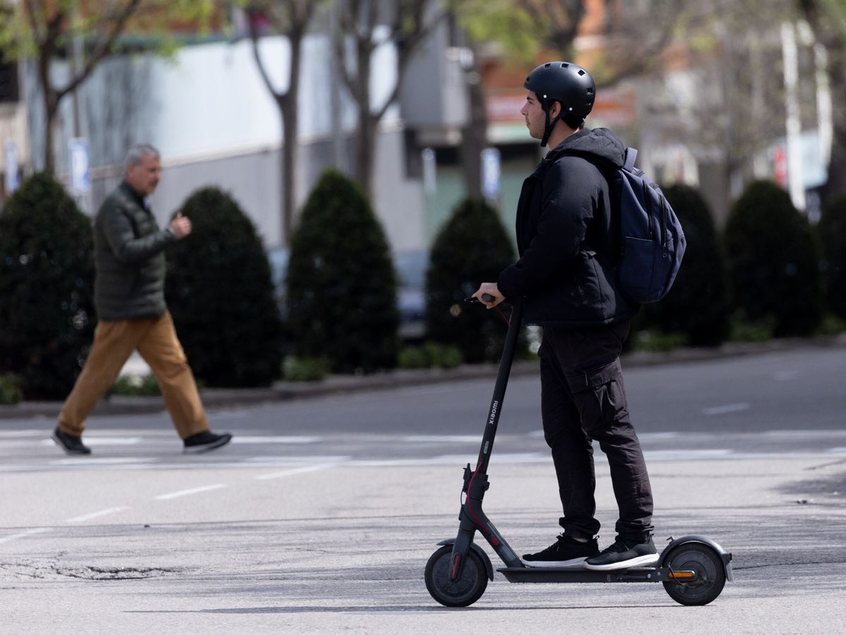 Foto: Un hombre montado en un patinete eléctrico. (Europa Press/Eduardo Parra)