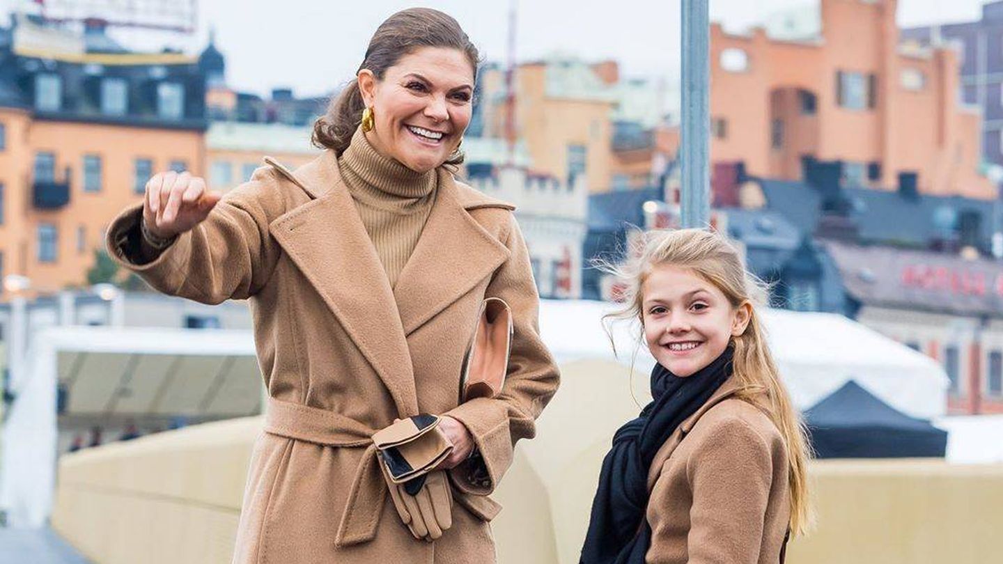 Victoria y Estelle, en la inaguración de un puente en Estocolmo. (Instagram: @kungahuset)