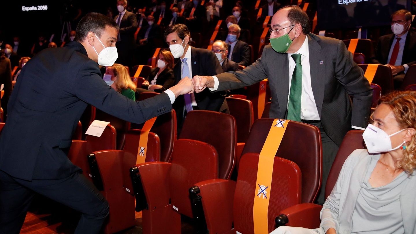 El presidente del Gobierno, Pedro Sánchez, saluda al presidente de Iberdrola, Ignacio Sánchez Galán. (EFE)