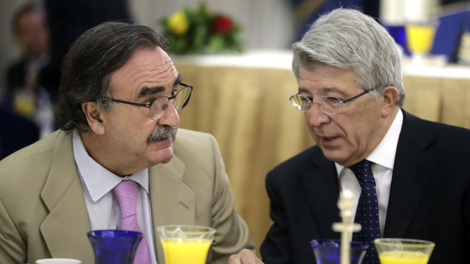 Foto: El empresario Blas Herrero (izq) junto a Enrique Cerezo (dch), presidente del Atlético de Madrid, en un desayuno. (EFE)