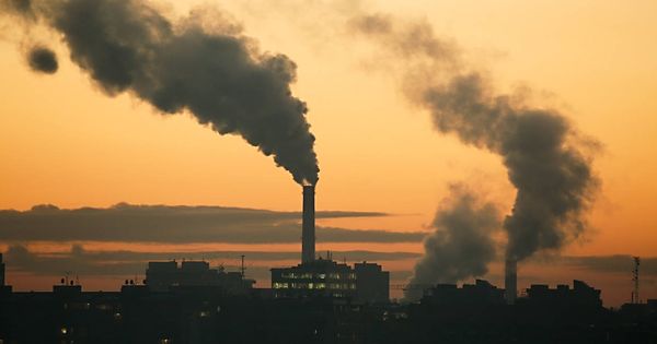 Foto: Gases tóxicos de una planta industrial contaminan el aire. (iStock)