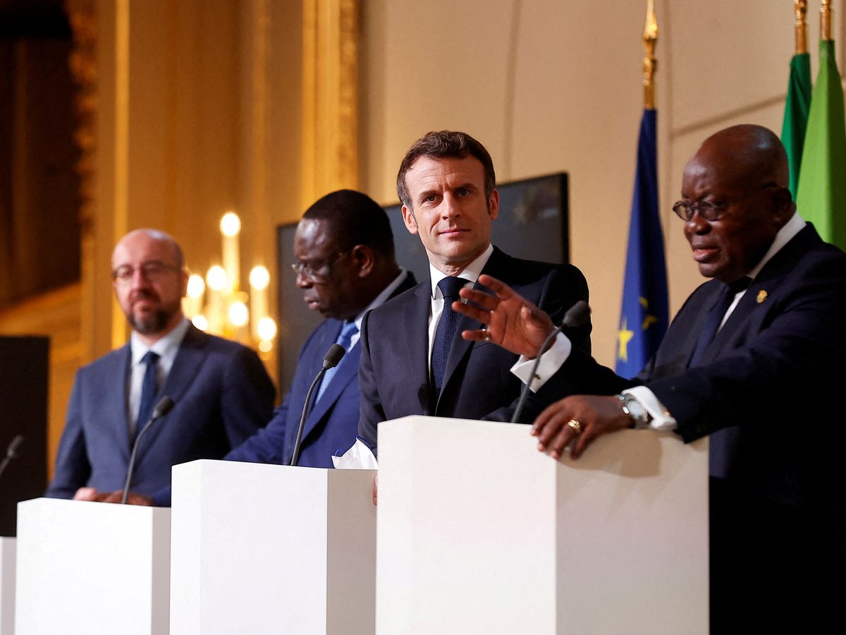 Foto: Macron, flanqueado por el presidente de Ghana, el presidente de Senegal, y el presidente del Consejo Europeo. (EFE/Ian Langdon)