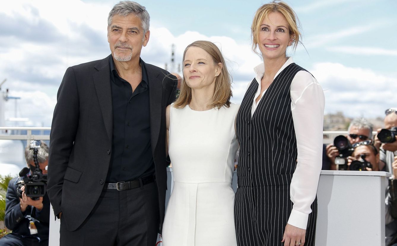 Jodie Foster, George Clooney y Julia Roberts, durante el pase gráfico de  'Money Monster' en Cannes Foto: EFE Julien Warnard