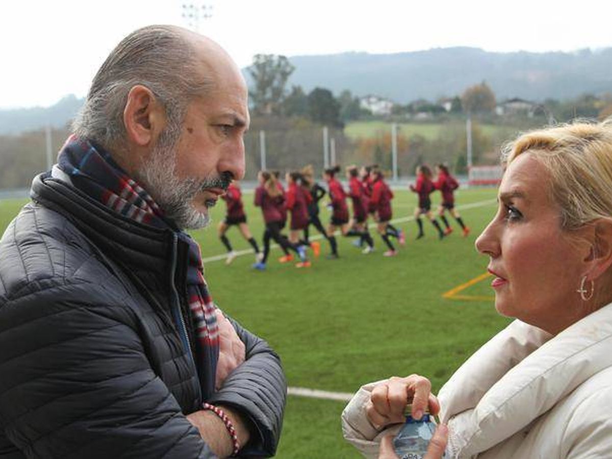 Foto: María Tato junto al presidente del Athletic, Aitor Elizegi, durante un entrenamiento del equipo femenino (EFE).