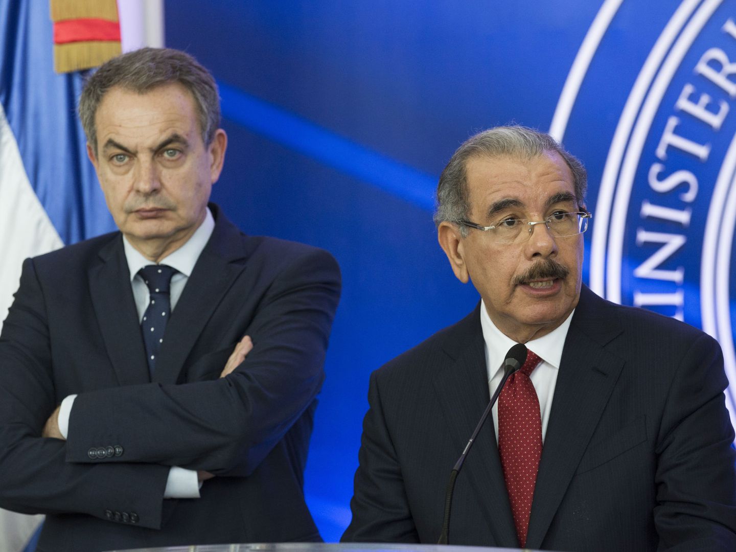 El presidente dominicano, Danilo Medina (d),con Zapatero, durante una rueda de prensa al término de un encuentro con la oposición el pasado 7 de febrero en Santo Domingo. Medina informó de que el diálogo entre el Gobierno y la oposición de Venezuela entró en un 'receso indefinido' al no llegarse a un acuerdo definitivo. (EFE)