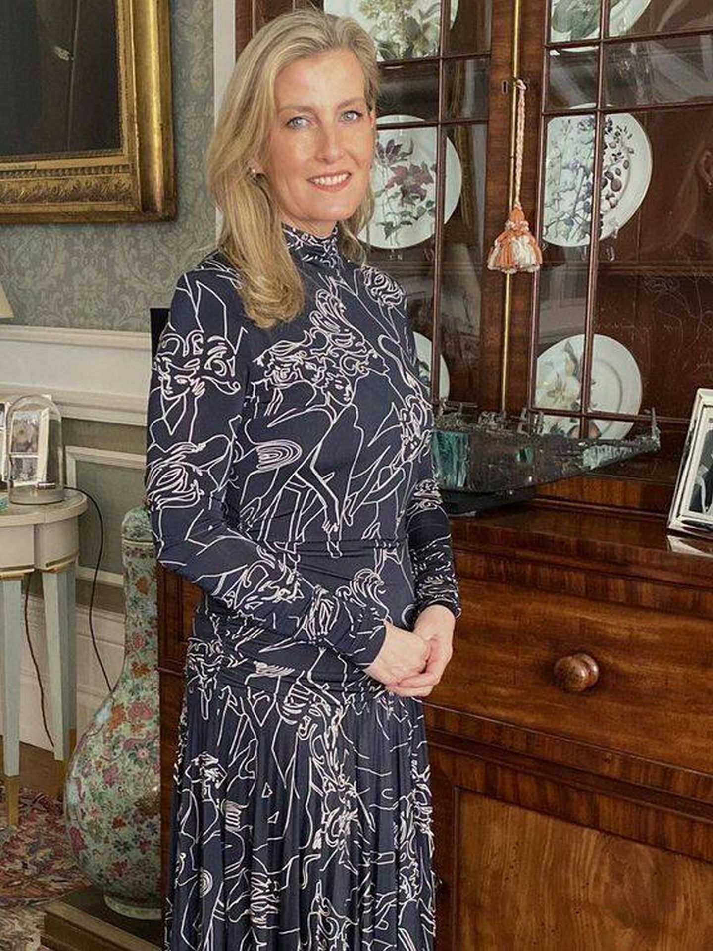 Sophie, en un posado dentro de uno de los salones de su casa, vestida de Victoria Beckham. (Royal Family)