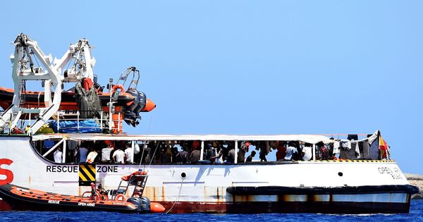 Foto: El Open Arms, frente a Lampedusa. (Reuters)