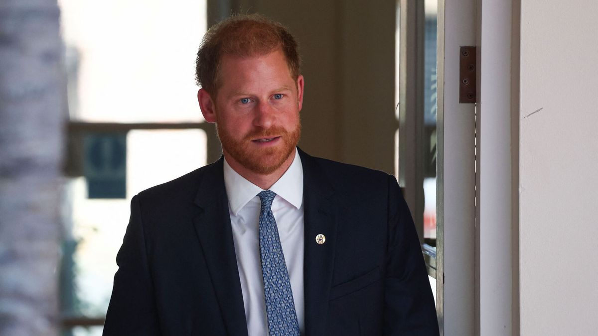 El príncipe Harry rinde un cariñoso tributo a Isabel II durante su visita al Reino Unido 