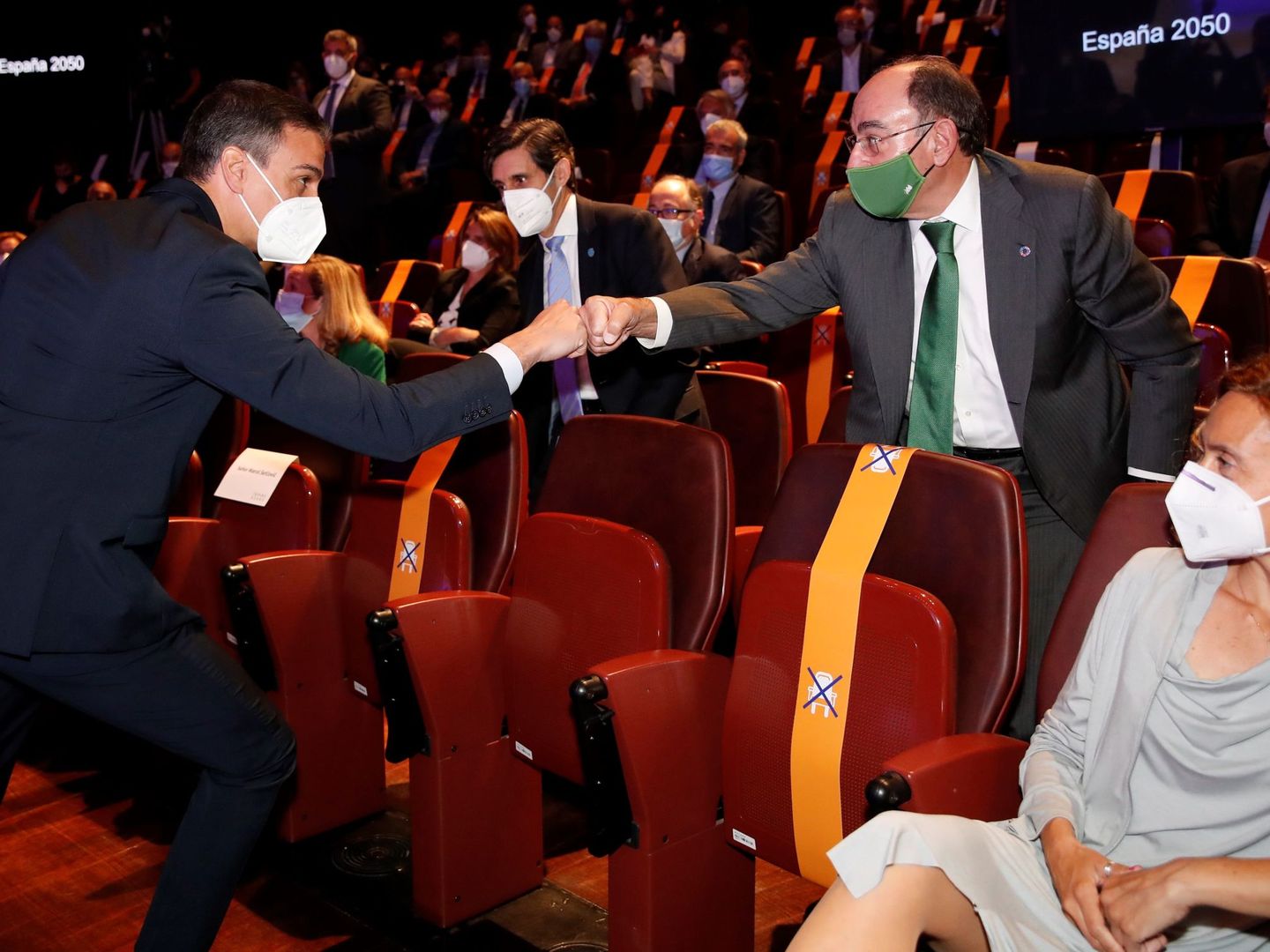 Imagen de archivo del presidente del Gobierno, Pedro Sánchez (i), saludando al presidente de Iberdrola, Ignacio Sánchez Galán. (EFE/Juan Carlos Hidalgo)