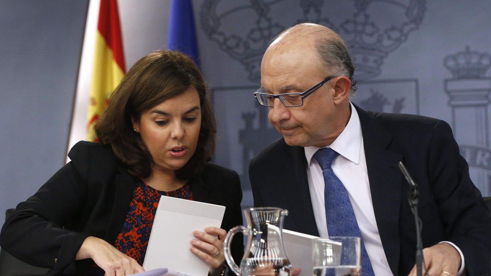 Foto: La vicepresidenta del Gobierno, Soraya Sáenz de Santamaría, junto al ministro de Hacienda, Cristóbal Montoro. (EFE)