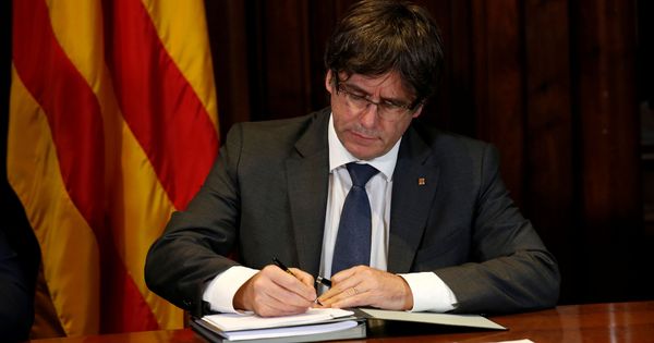 Foto: El presidente de la Generalitat, Carles Puigdemont, firma el decreto de convocatoria del referéndum. (Reuters)