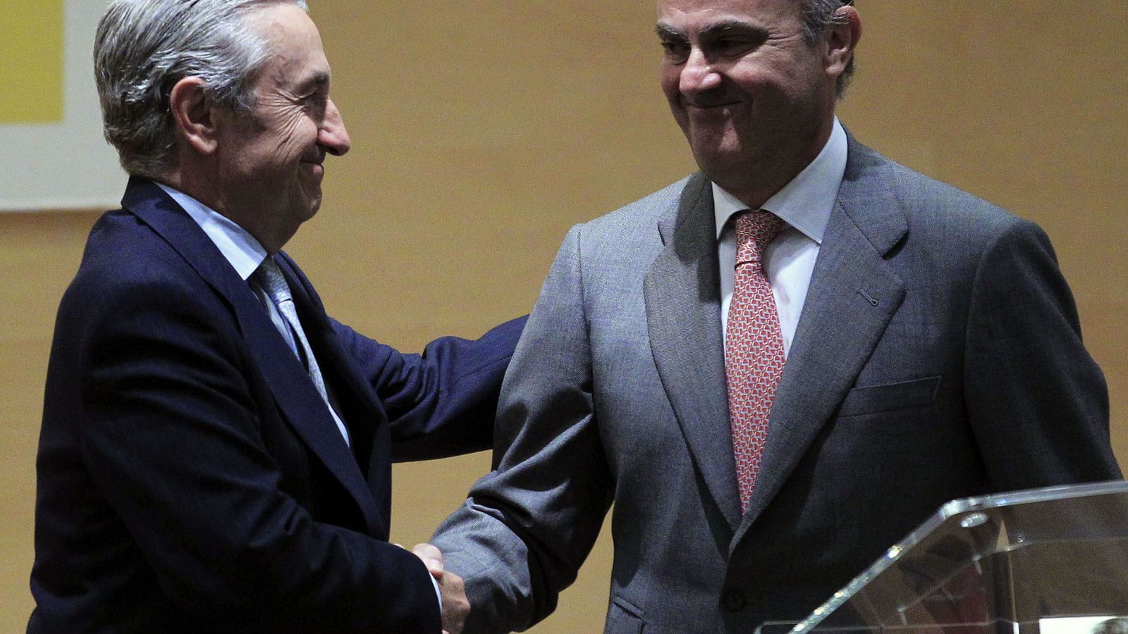 Foto: Foto de archivo del presidente de la CNMC, José María Marín Quemada con el ministro de Economía, Luis de Guindos. (EFE)