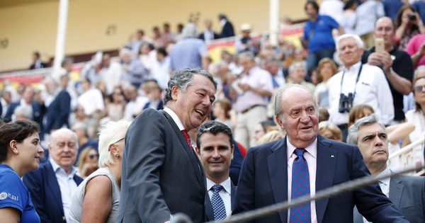 Foto: José María Michavila, en una imagen de archivo junto al rey Juan Carlos en la Feria de San Isidro. (EFE)