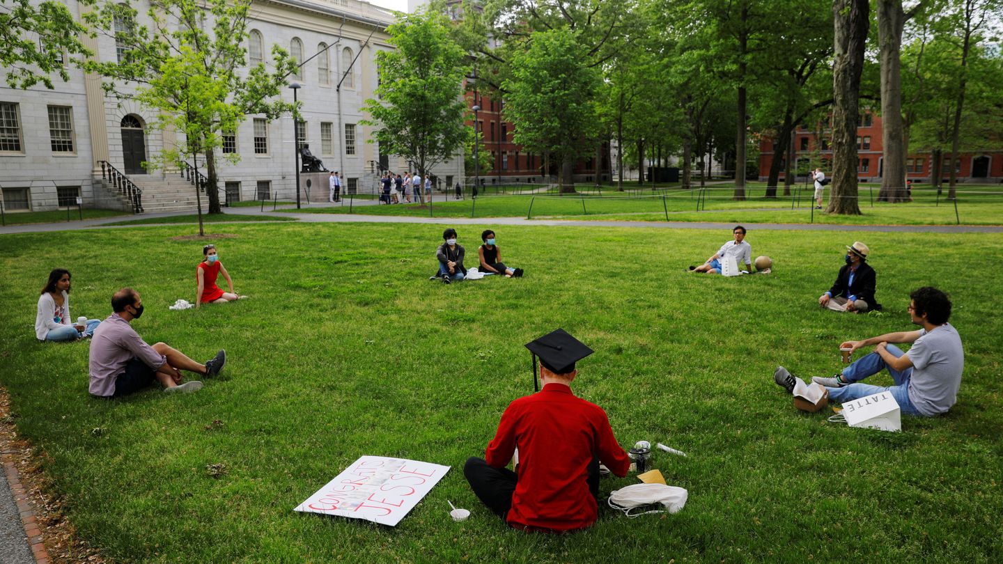 Estudiantes mantienen la distancia de seguridad en Harvard. (Reuters)