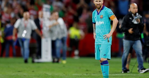 Foto: Messi, pensativo al final del encuentro ante el Granada. (EFE)