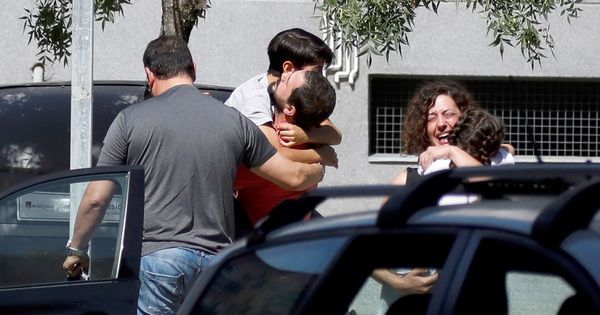 Foto: Familiares de las víctimas, el pasado lunes en Aranjuez. (EFE)