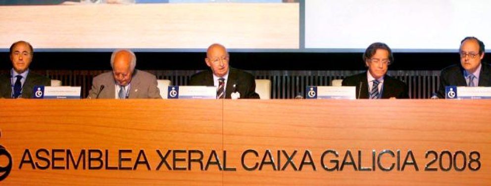 Foto: El consejo de Caixa Galicia ratifica el documento firmado con Caixanova para abordar la posible fusión