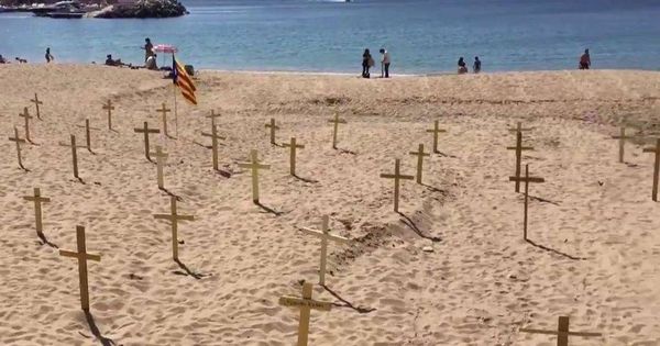 Foto: Así es el 'cementerio independentista' en las playas de Cataluña.