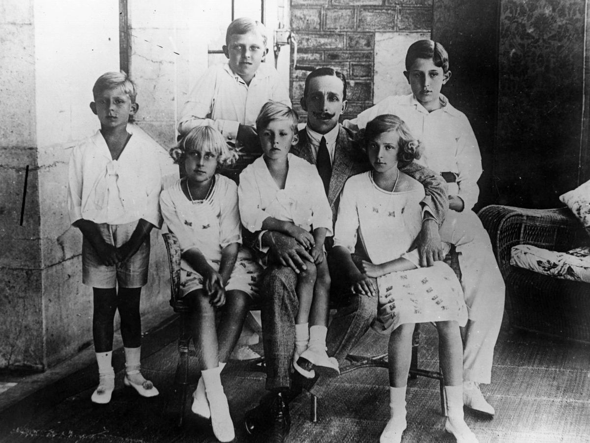 Foto: Alfonso XIII, con sus hijos. (Getty)