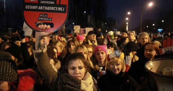 Foto: Protesta por los planes del Gobierno polaco para prohibir por completo el aborto, en Varsovia, el 23 de marzo de 2018. (Reuters) 