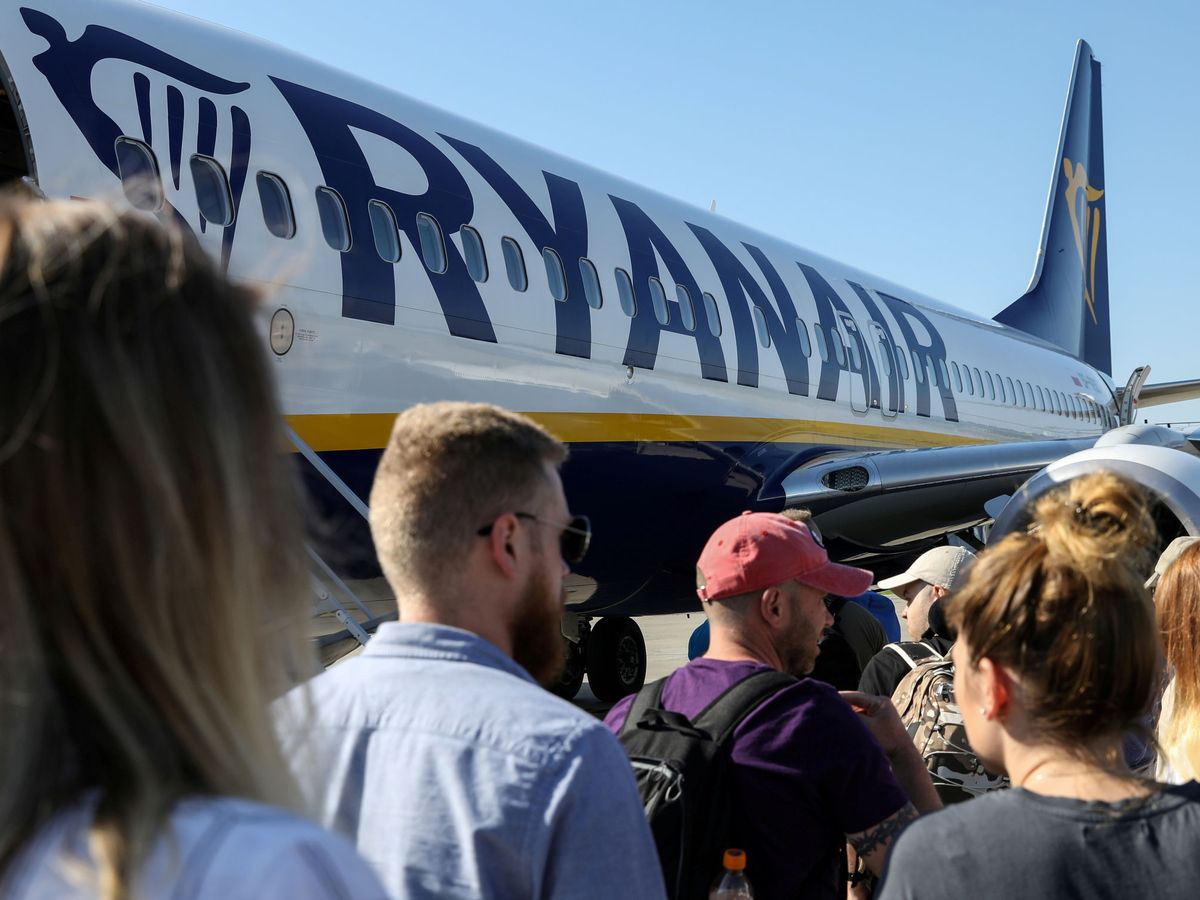 Foto: Un grupo de pasajeros embarcan en un avión de Ryanair. (Reuters)