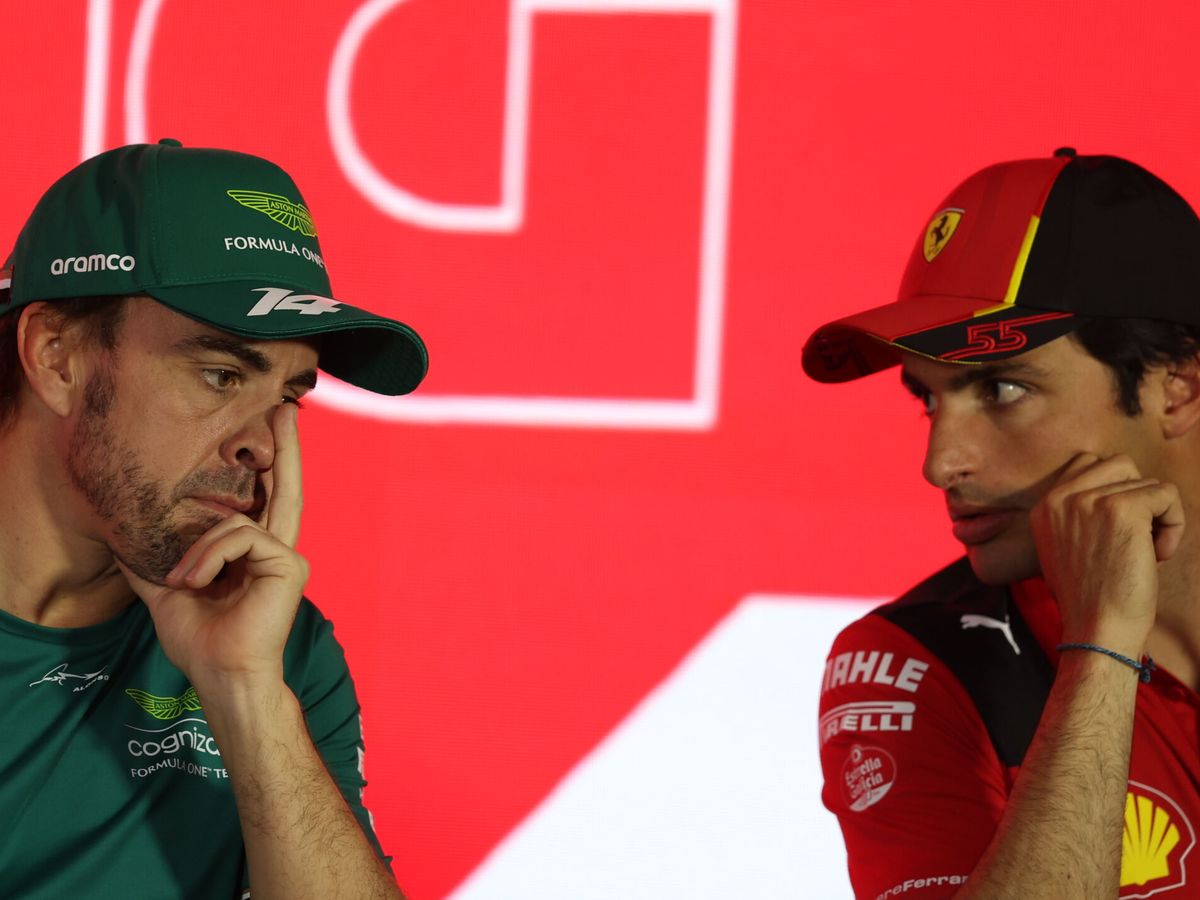 Foto: Fernando Alonso y Carlos Sainz, en rueda de prensa. (EFE/Ali Haider)