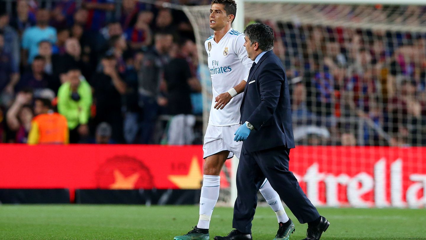 Cristiano Ronaldo se marcha dolorido a la banda en el Camp Nou. (REUTERS)