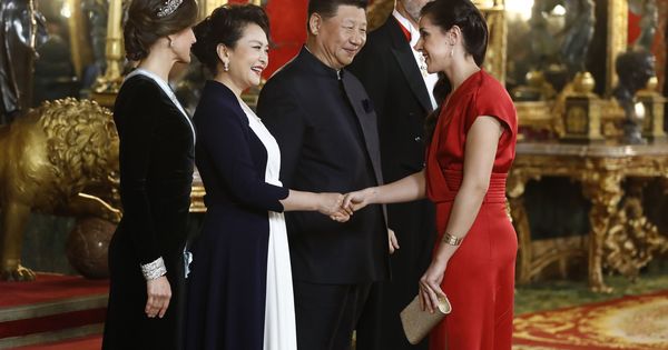 Foto: Carolina Marín saluda a la primera dama china en el Palacio Real. (EFE)