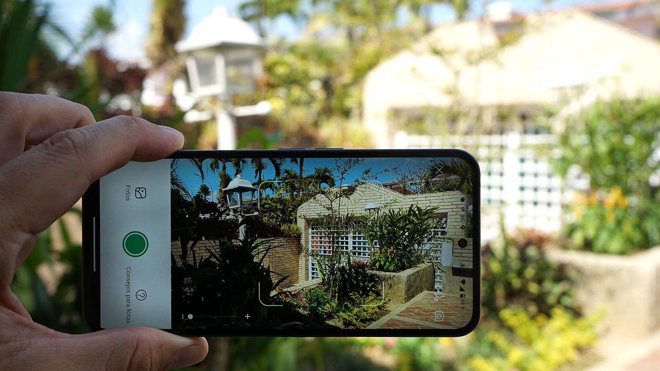 Foto: Se puede cuidar un jardín usando el móvil.
