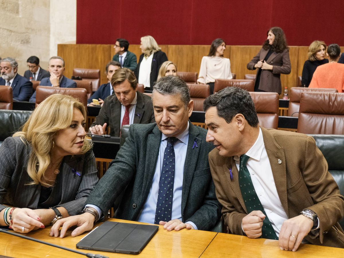 Foto: Juanma Moreno y Carolina España, consejera de Hacienda, conversan en el Parlamento andaluz en presencia de Antonio Sanz, consejero de Presidencia. (Cedida)