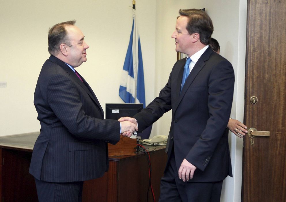 Foto: El primer ministro escocés, Alex Salmond (i), junto al primer ministro británico, David Cameron (EFE)
