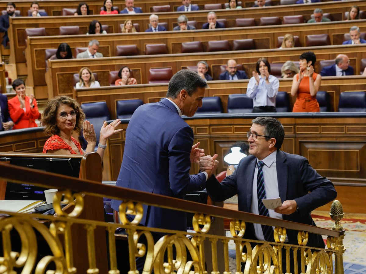 Foto: Sánchez felicita al portavoz socialista, Patxi López, tras una intervención en el Congreso. (EFE/ Zipi)