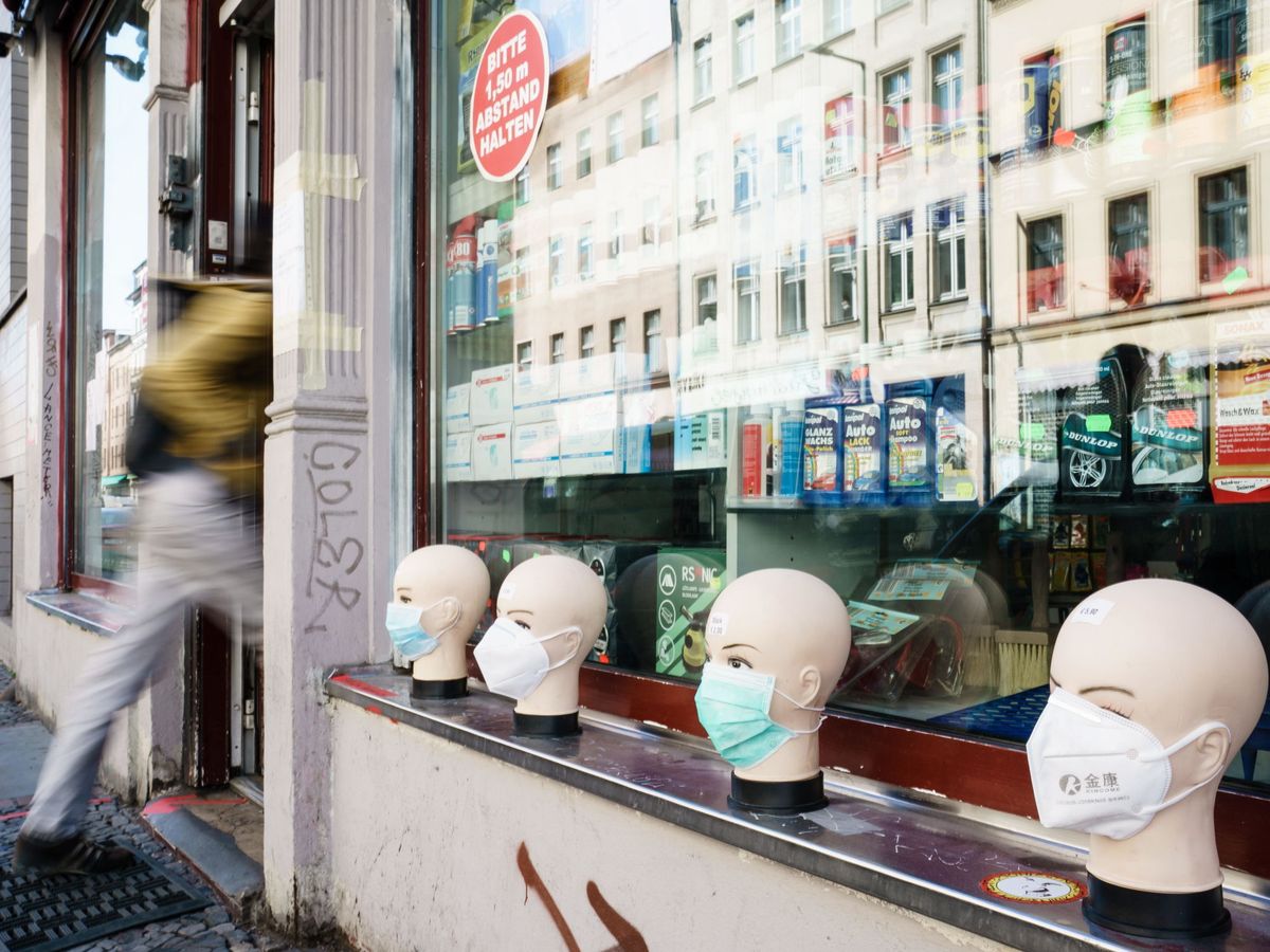 Foto: Tienda de mascarillas en Kreuzberg, Berlín (EFE)