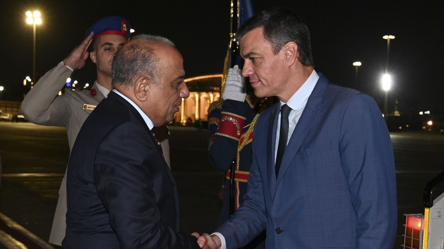 El presidente del Gobierno en funciones, Pedro Sánchez, saluda al ministro de Relaciones Exteriores de Egipto, Sameh Shoukry. (EFE/Moncloa/Borja Puig de la Bellacasa)