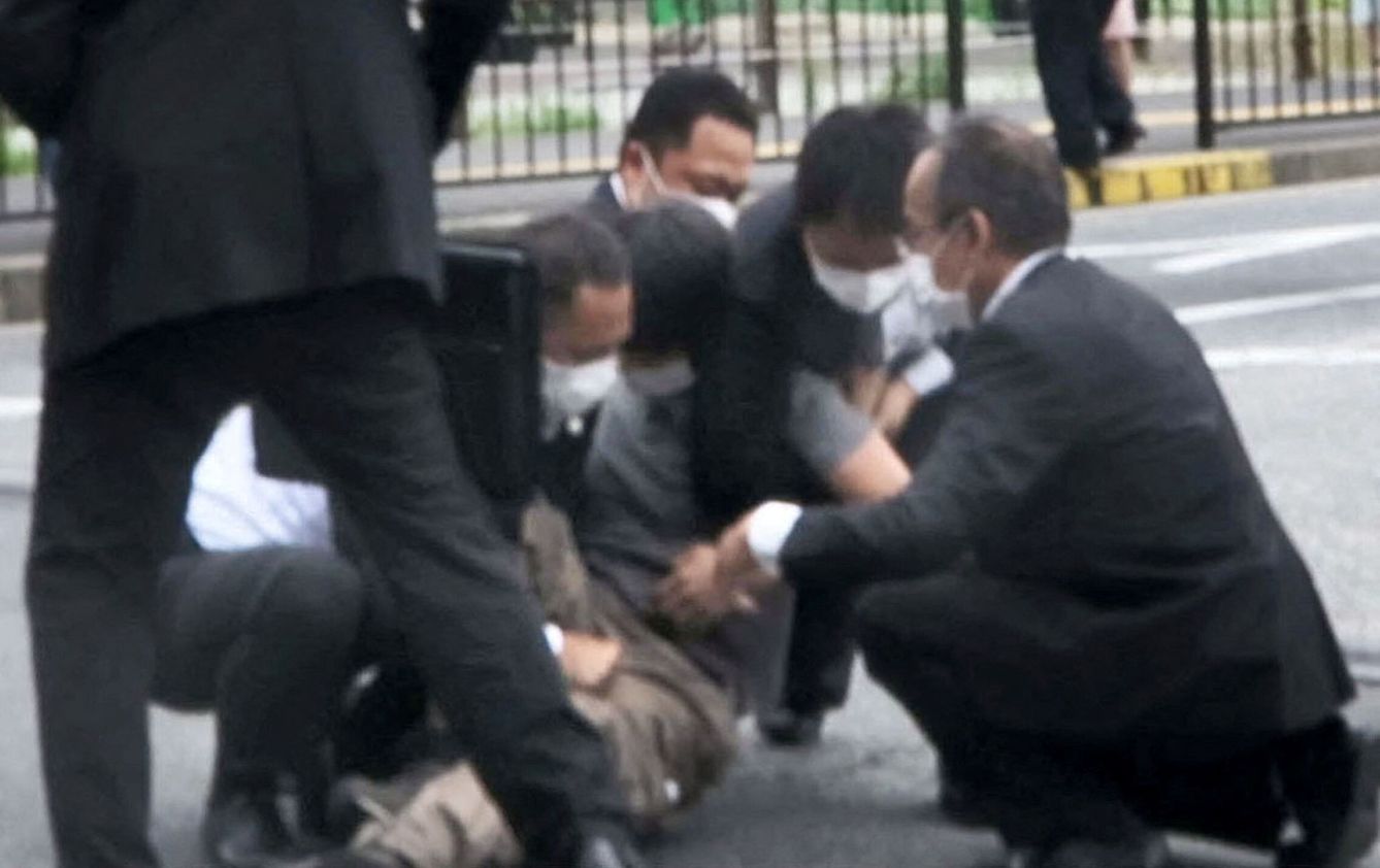 Momento de detención del presunto agresor del exdirigente. (Reuters)