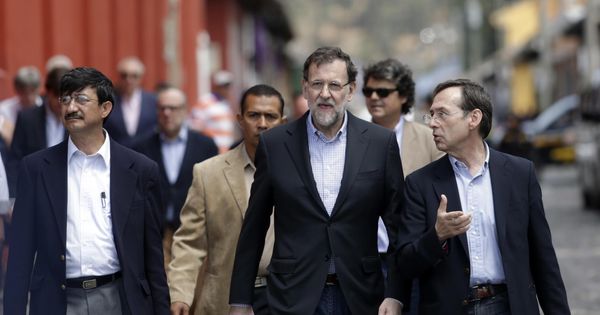 Foto: Rajoy junto a Gonzalo Robles, exdirector de la AECID y de Humanismo y Democracia, en Guatemala en 2015. (Reuters)