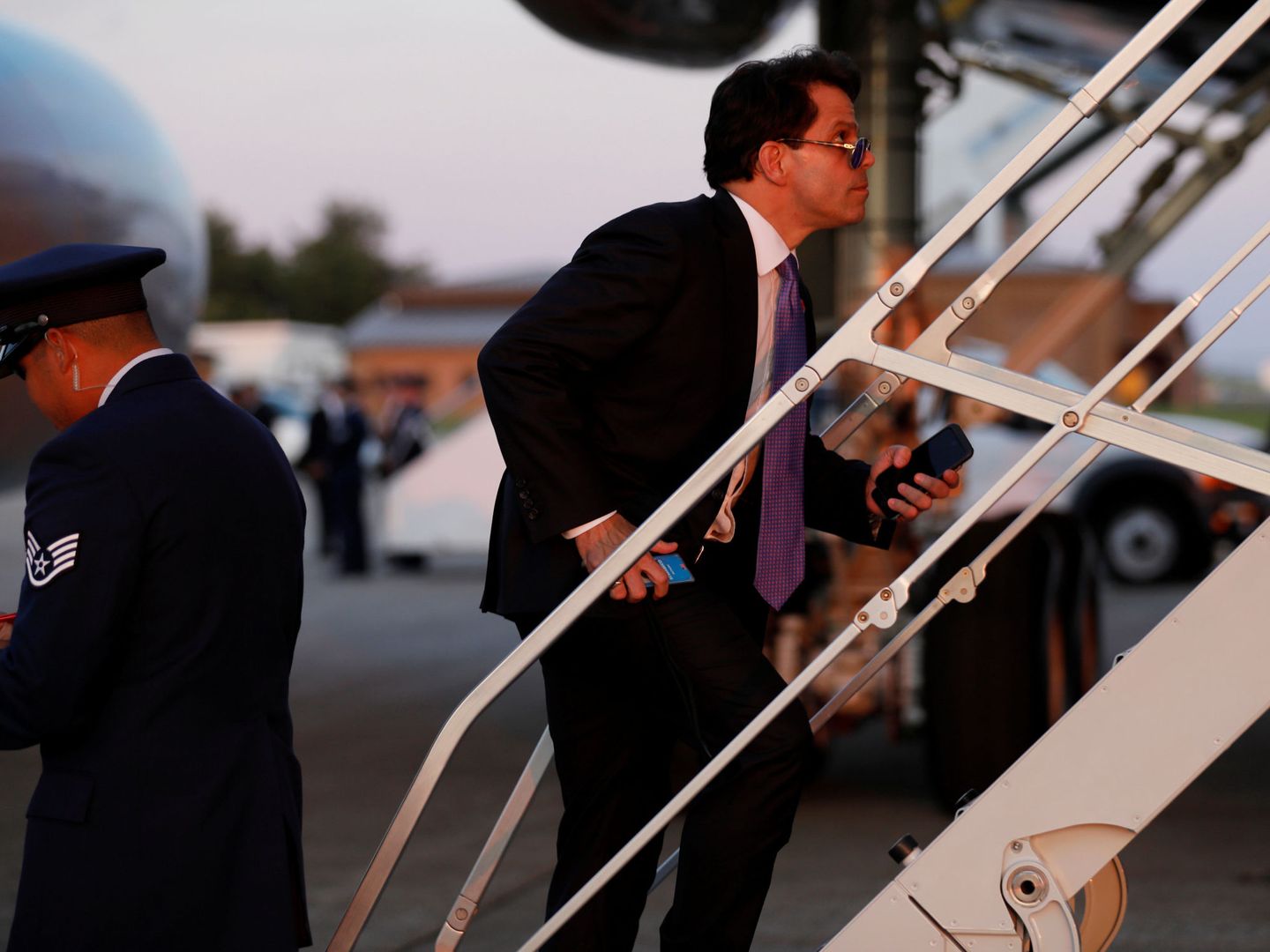 Scaramucci monta en el Air Force One para regresar a Washington desde Ohio con el presidente Trump, el 25 de julio de 2017. (Reuters)