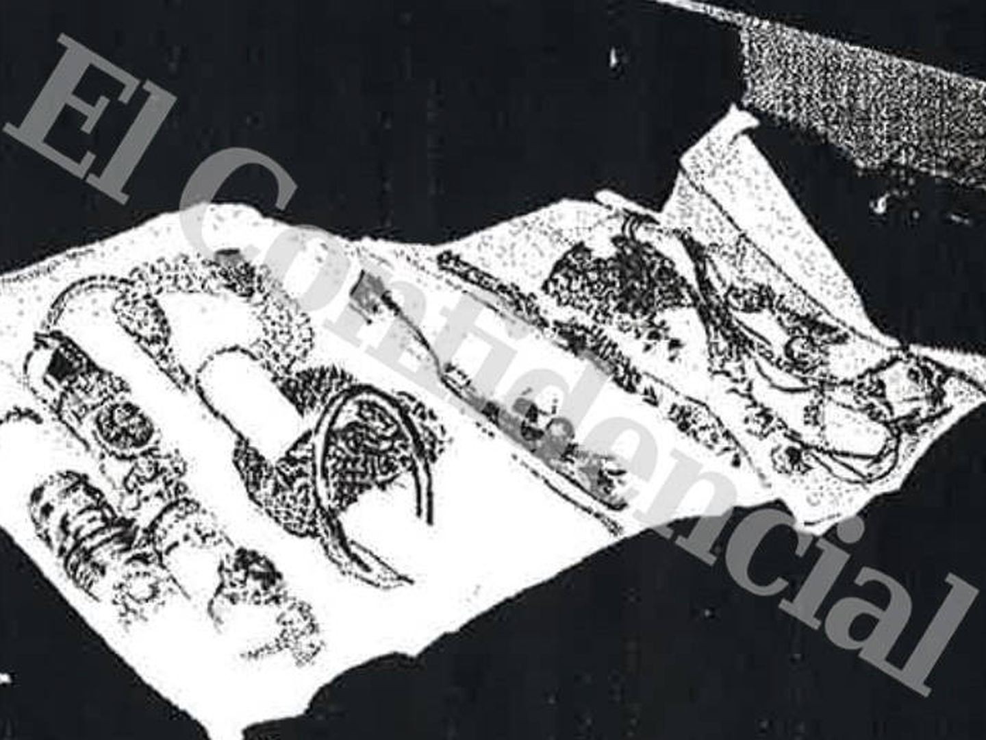 Fotografía general de una manta joyero con diversas piezas de joyería. (EC)