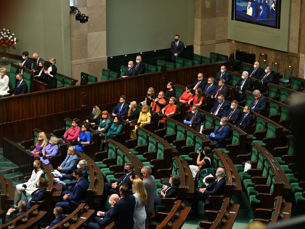 Foto: Las diputadas consiguieron formar la bandera arcoíris en el parlamento polaco (Reuters)